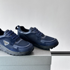 👟Prada网布运动鞋,采用透气网布+皮革拼接,简约又有辨识度✨。侧面三角标超有品牌感,白色橡胶鞋底舒适耐磨,日常穿搭或 👟Prada网布运动鞋,采用透气网布+皮革拼接,简约又有辨识度✨。侧面三角标超有品牌感,白色橡胶鞋底舒适耐磨,日常穿搭或