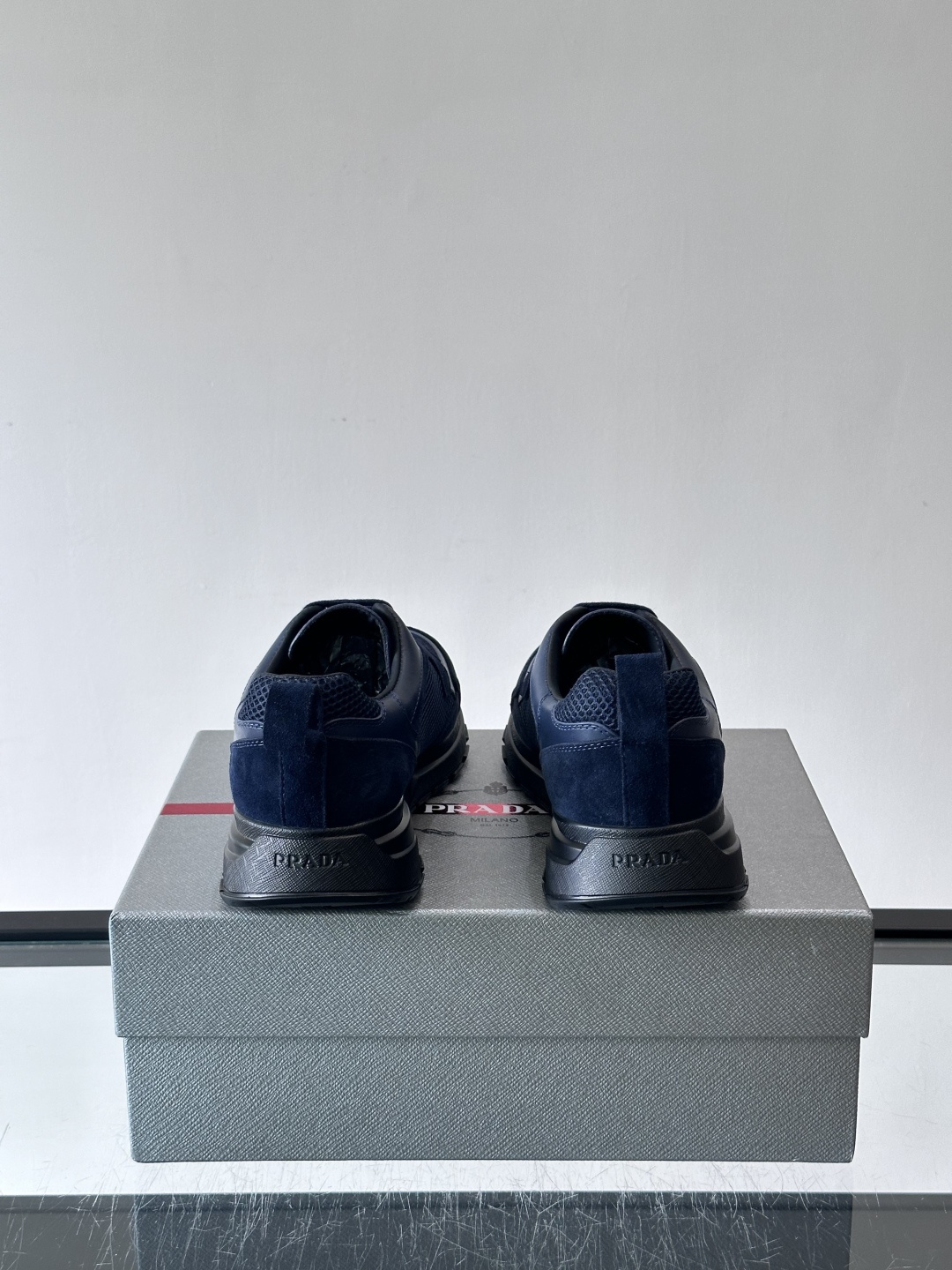 👟Prada网布运动鞋,采用透气网布+皮革拼接,简约又有辨识度✨。侧面三角标超有品牌感,白色橡胶鞋底舒适耐磨,日常穿搭或 👟Prada网布运动鞋,采用透气网布+皮革拼接,简约又有辨识度✨。侧面三角标超有品牌感,白色橡胶鞋底舒适耐磨,日常穿搭或