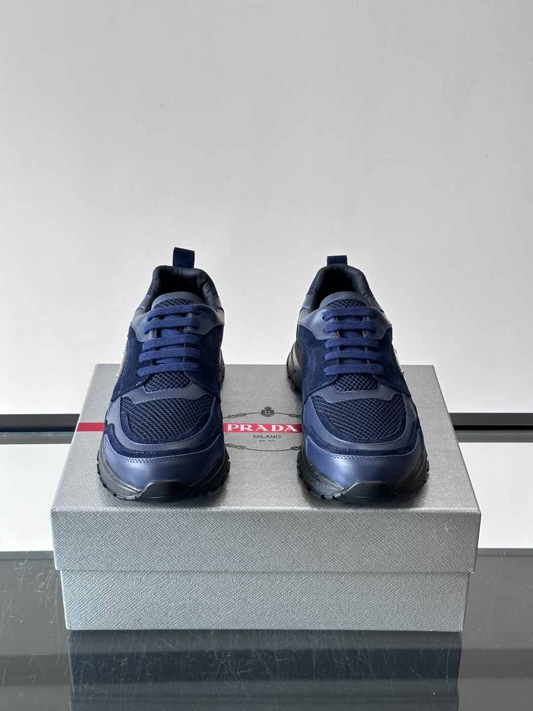 👟Prada网布运动鞋,采用透气网布+皮革拼接,简约又有辨识度✨。侧面三角标超有品牌感,白色橡胶鞋底舒适耐磨,日常穿搭或 👟Prada网布运动鞋,采用透气网布+皮革拼接,简约又有辨识度✨。侧面三角标超有品牌感,白色橡胶鞋底舒适耐磨,日常穿搭或