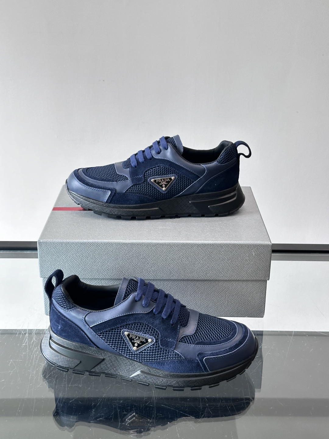 👟Prada网布运动鞋,采用透气网布+皮革拼接,简约又有辨识度✨。侧面三角标超有品牌感,白色橡胶鞋底舒适耐磨,日常穿搭或 👟Prada网布运动鞋,采用透气网布+皮革拼接,简约又有辨识度✨。侧面三角标超有品牌感,白色橡胶鞋底舒适耐磨,日常穿搭或