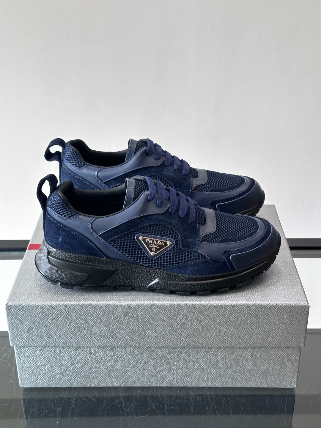 👟Prada网布运动鞋,采用透气网布+皮革拼接,简约又有辨识度✨。侧面三角标超有品牌感,白色橡胶鞋底舒适耐磨,日常穿搭或 👟Prada网布运动鞋,采用透气网布+皮革拼接,简约又有辨识度✨。侧面三角标超有品牌感,白色橡胶鞋底舒适耐磨,日常穿搭或