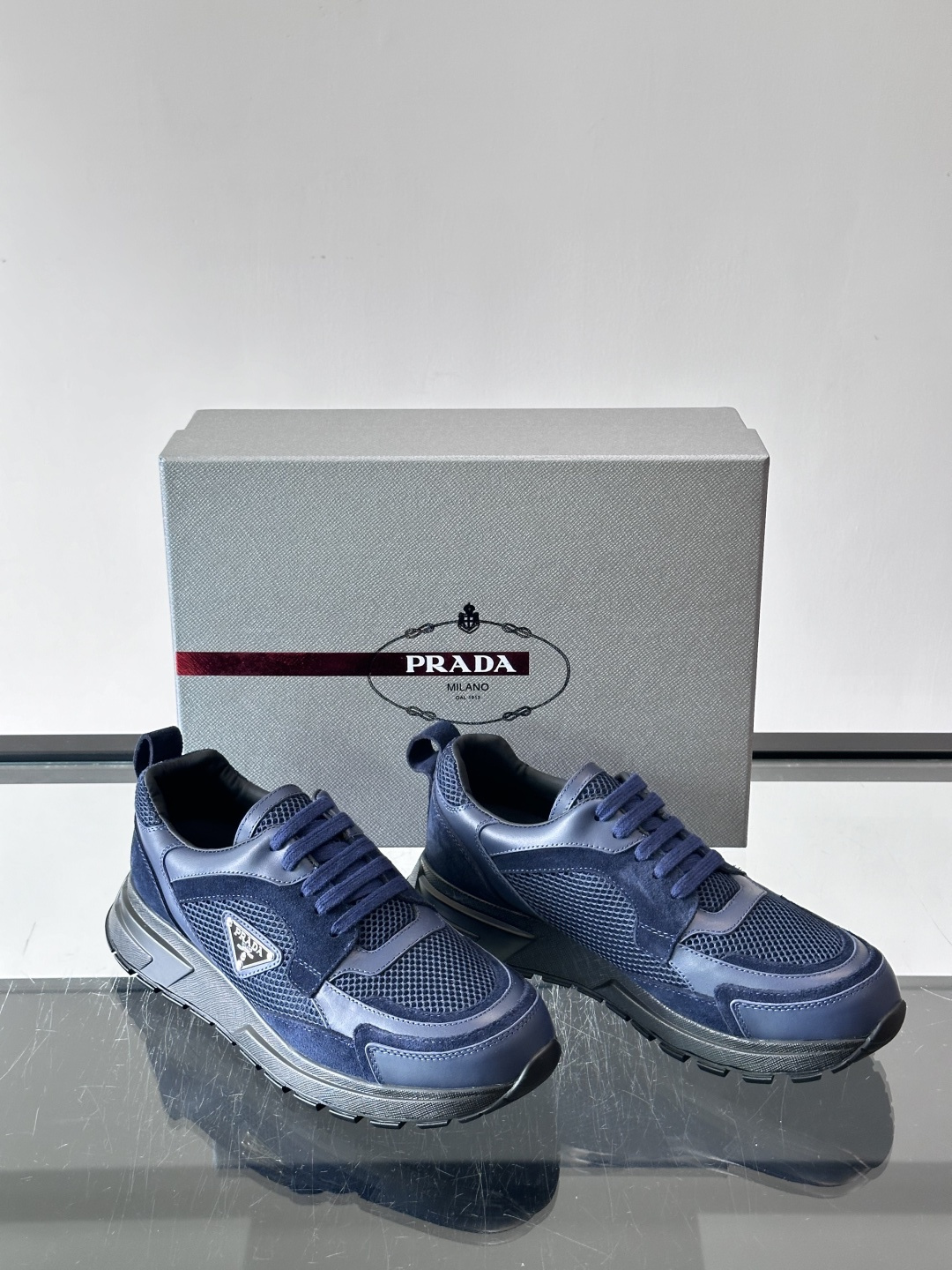 👟Prada网布运动鞋,采用透气网布+皮革拼接,简约又有辨识度✨。侧面三角标超有品牌感,白色橡胶鞋底舒适耐磨,日常穿搭或 👟Prada网布运动鞋,采用透气网布+皮革拼接,简约又有辨识度✨。侧面三角标超有品牌感,白色橡胶鞋底舒适耐磨,日常穿搭或
