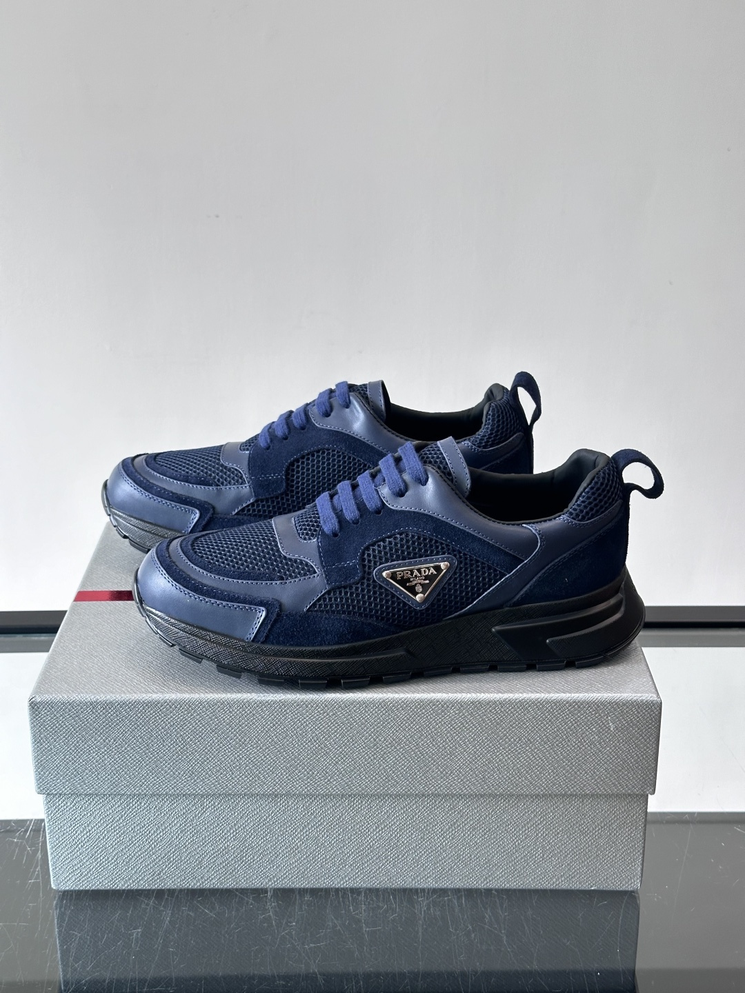 👟Prada网布运动鞋,采用透气网布+皮革拼接,简约又有辨识度✨。侧面三角标超有品牌感,白色橡胶鞋底舒适耐磨,日常穿搭或 👟Prada网布运动鞋,采用透气网布+皮革拼接,简约又有辨识度✨。侧面三角标超有品牌感,白色橡胶鞋底舒适耐磨,日常穿搭或
