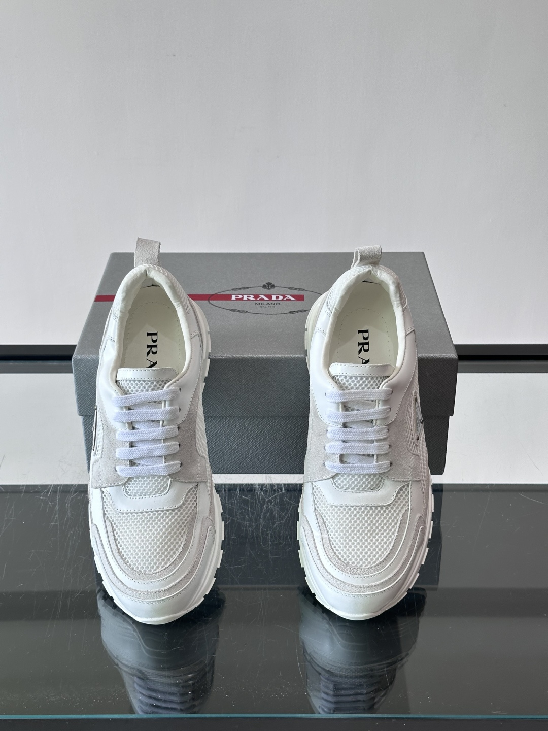 👟Prada网布运动鞋,采用透气网布+皮革拼接,简约又有辨识度✨。侧面三角标超有品牌感,白色橡胶鞋底舒适耐磨,日常穿搭或 👟Prada网布运动鞋,采用透气网布+皮革拼接,简约又有辨识度✨。侧面三角标超有品牌感,白色橡胶鞋底舒适耐磨,日常穿搭或