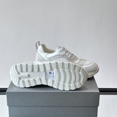 👟Prada网布运动鞋,采用透气网布+皮革拼接,简约又有辨识度✨。侧面三角标超有品牌感,白色橡胶鞋底舒适耐磨,日常穿搭或 👟Prada网布运动鞋,采用透气网布+皮革拼接,简约又有辨识度✨。侧面三角标超有品牌感,白色橡胶鞋底舒适耐磨,日常穿搭或