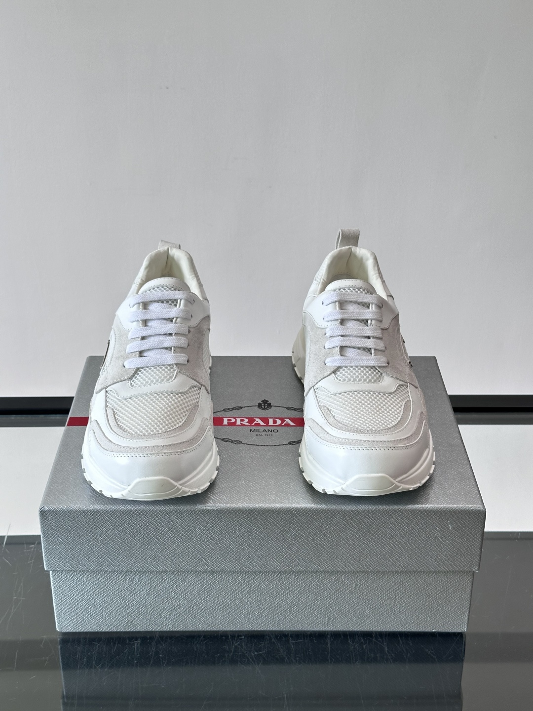 👟Prada网布运动鞋,采用透气网布+皮革拼接,简约又有辨识度✨。侧面三角标超有品牌感,白色橡胶鞋底舒适耐磨,日常穿搭或 👟Prada网布运动鞋,采用透气网布+皮革拼接,简约又有辨识度✨。侧面三角标超有品牌感,白色橡胶鞋底舒适耐磨,日常穿搭或