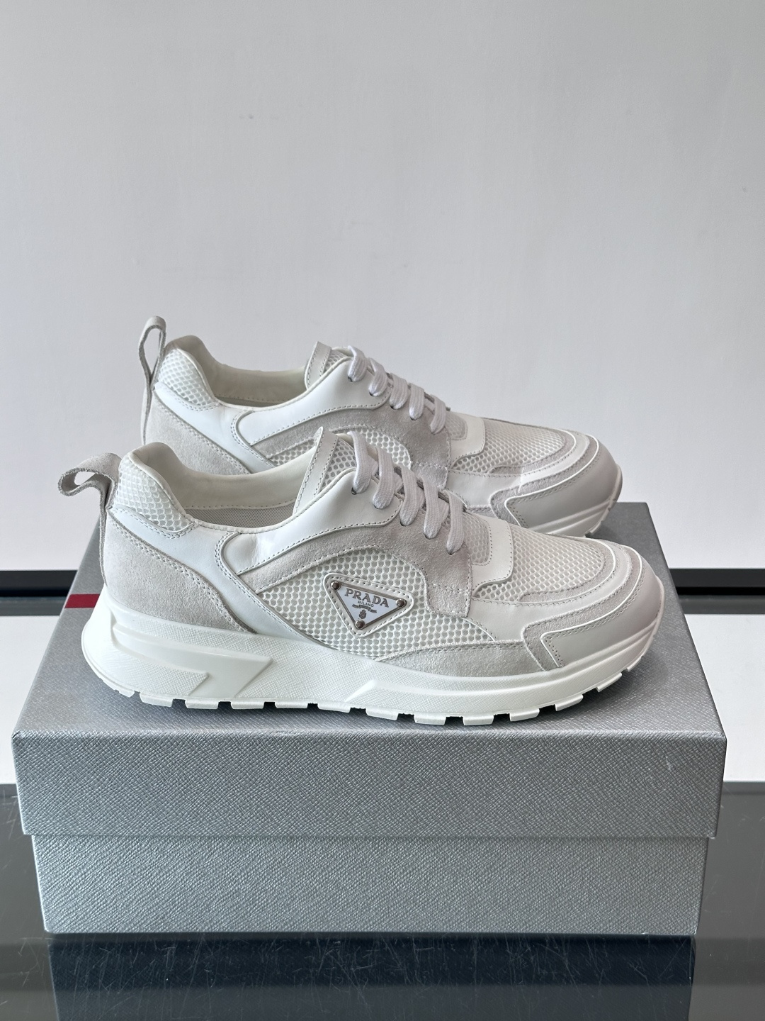 👟Prada网布运动鞋,采用透气网布+皮革拼接,简约又有辨识度✨。侧面三角标超有品牌感,白色橡胶鞋底舒适耐磨,日常穿搭或 👟Prada网布运动鞋,采用透气网布+皮革拼接,简约又有辨识度✨。侧面三角标超有品牌感,白色橡胶鞋底舒适耐磨,日常穿搭或