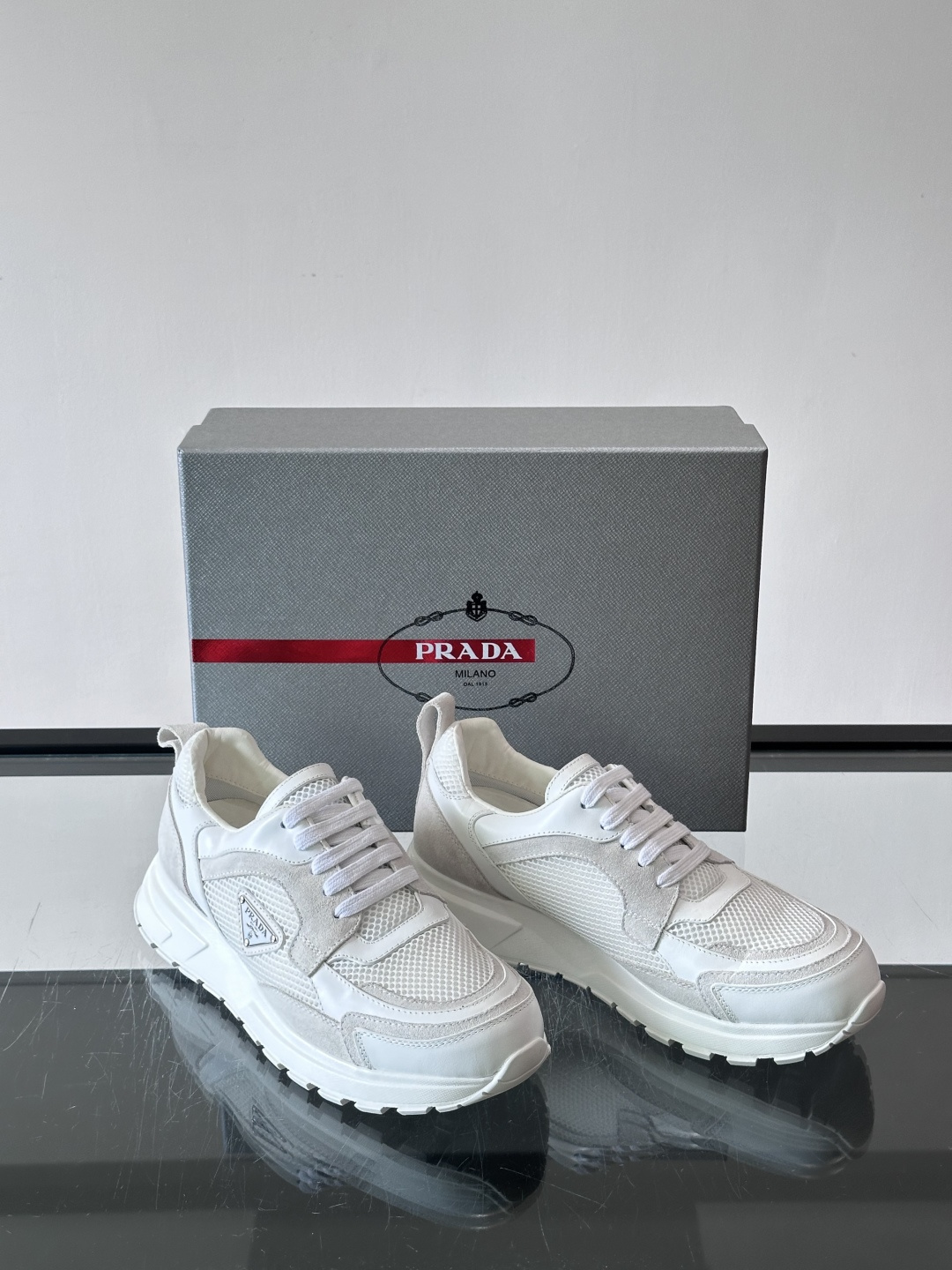 👟Prada网布运动鞋,采用透气网布+皮革拼接,简约又有辨识度✨。侧面三角标超有品牌感,白色橡胶鞋底舒适耐磨,日常穿搭或 👟Prada网布运动鞋,采用透气网布+皮革拼接,简约又有辨识度✨。侧面三角标超有品牌感,白色橡胶鞋底舒适耐磨,日常穿搭或