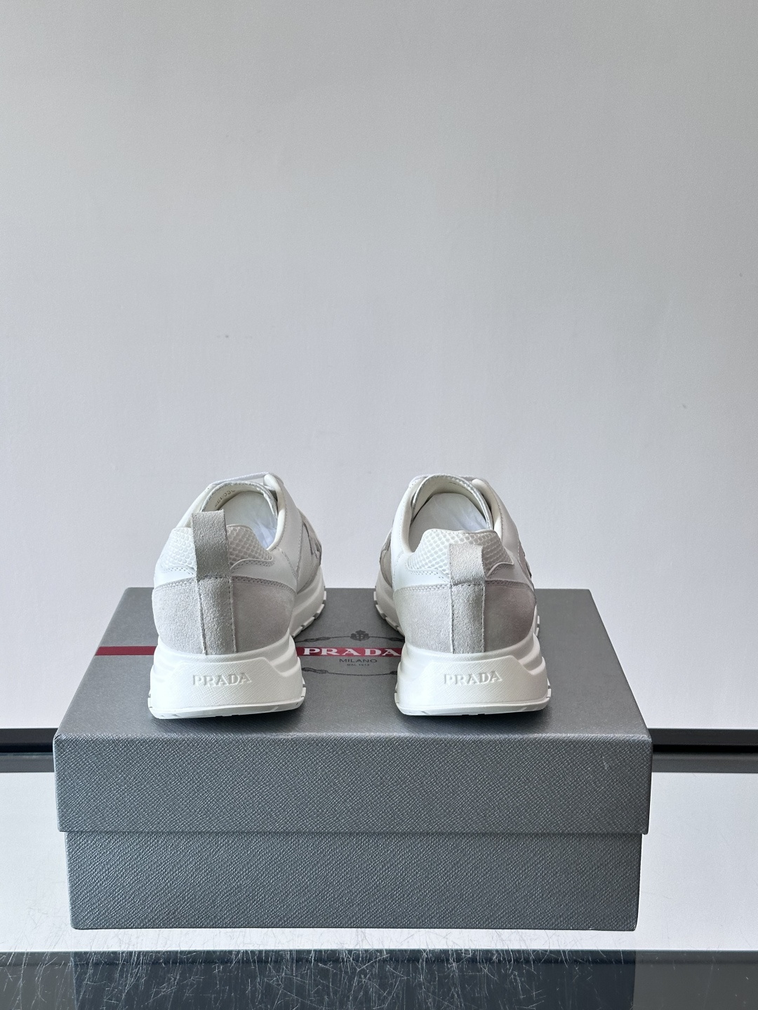 👟Prada网布运动鞋,采用透气网布+皮革拼接,简约又有辨识度✨。侧面三角标超有品牌感,白色橡胶鞋底舒适耐磨,日常穿搭或 👟Prada网布运动鞋,采用透气网布+皮革拼接,简约又有辨识度✨。侧面三角标超有品牌感,白色橡胶鞋底舒适耐磨,日常穿搭或