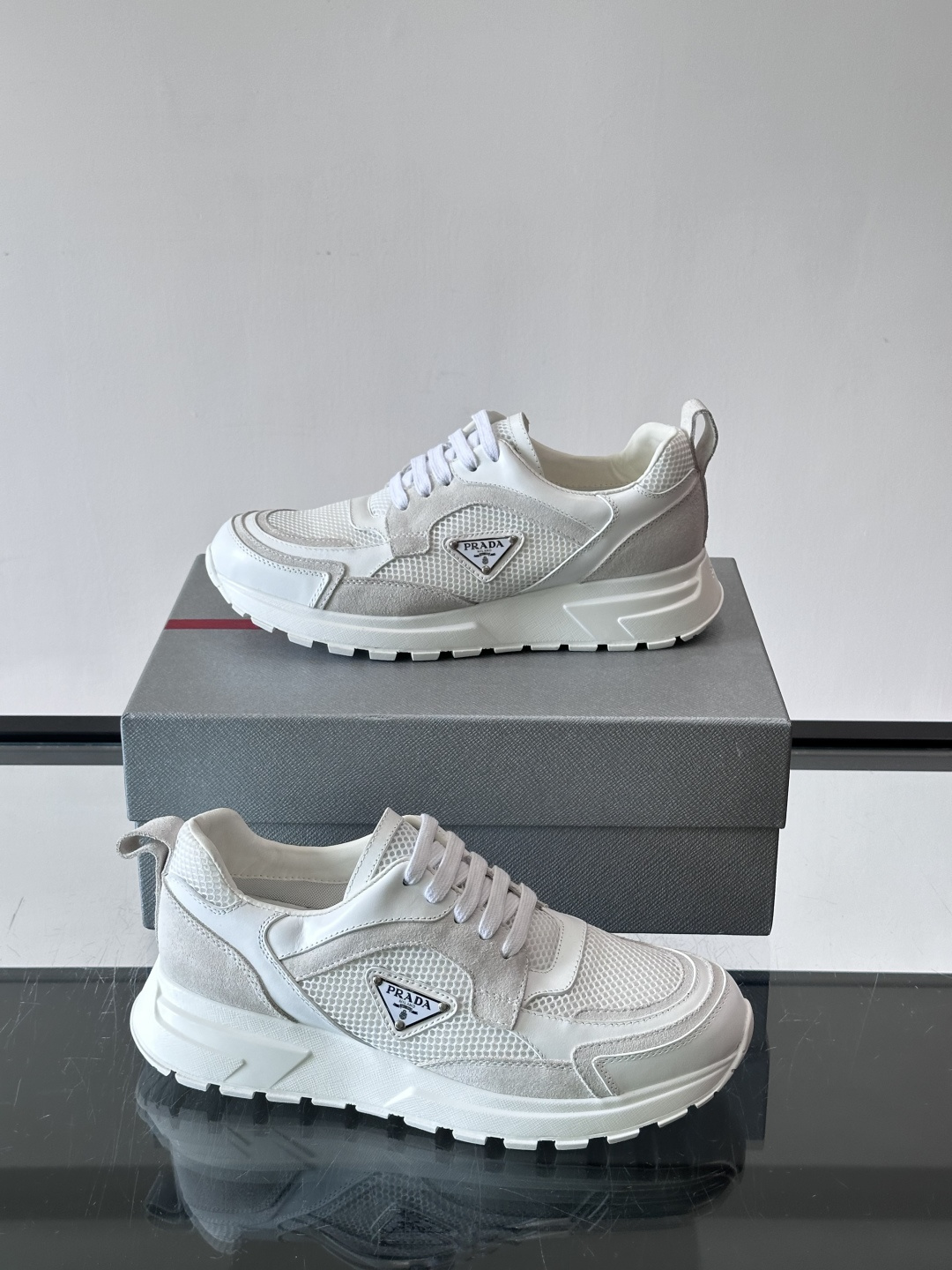 👟Prada网布运动鞋,采用透气网布+皮革拼接,简约又有辨识度✨。侧面三角标超有品牌感,白色橡胶鞋底舒适耐磨,日常穿搭或 👟Prada网布运动鞋,采用透气网布+皮革拼接,简约又有辨识度✨。侧面三角标超有品牌感,白色橡胶鞋底舒适耐磨,日常穿搭或