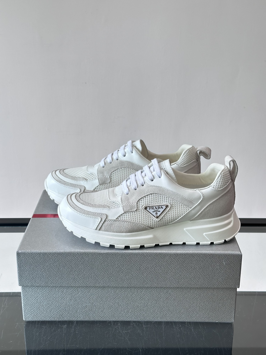 👟Prada网布运动鞋,采用透气网布+皮革拼接,简约又有辨识度✨。侧面三角标超有品牌感,白色橡胶鞋底舒适耐磨,日常穿搭或 👟Prada网布运动鞋,采用透气网布+皮革拼接,简约又有辨识度✨。侧面三角标超有品牌感,白色橡胶鞋底舒适耐磨,日常穿搭或