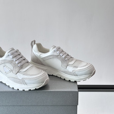 👟Prada网布运动鞋,采用透气网布+皮革拼接,简约又有辨识度✨。侧面三角标超有品牌感,白色橡胶鞋底舒适耐磨,日常穿搭或 👟Prada网布运动鞋,采用透气网布+皮革拼接,简约又有辨识度✨。侧面三角标超有品牌感,白色橡胶鞋底舒适耐磨,日常穿搭或