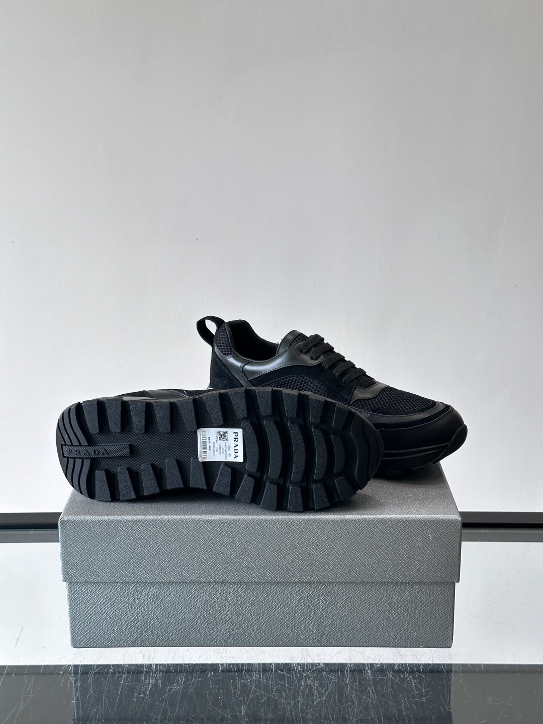 👟Prada网布运动鞋,采用透气网布+皮革拼接,简约又有辨识度✨。侧面三角标超有品牌感,白色橡胶鞋底舒适耐磨,日常穿搭或 👟Prada网布运动鞋,采用透气网布+皮革拼接,简约又有辨识度✨。侧面三角标超有品牌感,白色橡胶鞋底舒适耐磨,日常穿搭或