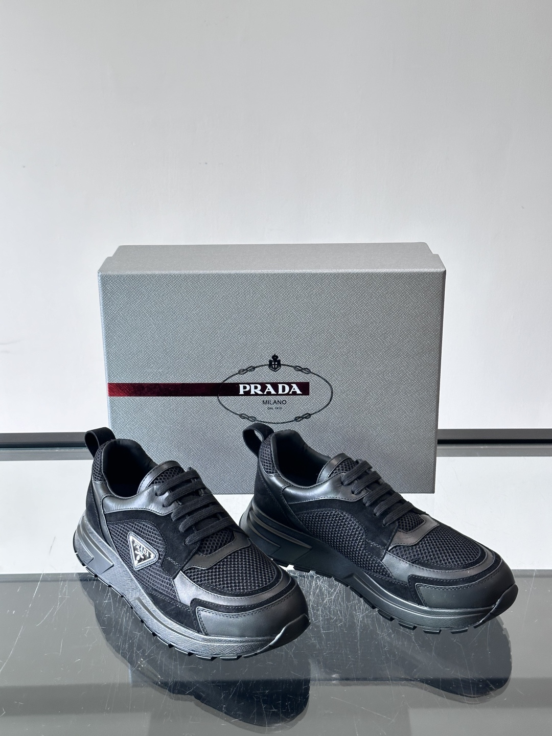 👟Prada网布运动鞋,采用透气网布+皮革拼接,简约又有辨识度✨。侧面三角标超有品牌感,白色橡胶鞋底舒适耐磨,日常穿搭或 👟Prada网布运动鞋,采用透气网布+皮革拼接,简约又有辨识度✨。侧面三角标超有品牌感,白色橡胶鞋底舒适耐磨,日常穿搭或