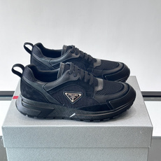 👟Prada网布运动鞋,采用透气网布+皮革拼接,简约又有辨识度✨。侧面三角标超有品牌感,白色橡胶鞋底舒适耐磨,日常穿搭或 👟Prada网布运动鞋,采用透气网布+皮革拼接,简约又有辨识度✨。侧面三角标超有品牌感,白色橡胶鞋底舒适耐磨,日常穿搭或