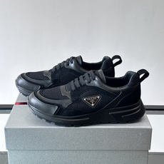 👟Prada网布运动鞋,采用透气网布+皮革拼接,简约又有辨识度✨。侧面三角标超有品牌感,白色橡胶鞋底舒适耐磨,日常穿搭或 👟Prada网布运动鞋,采用透气网布+皮革拼接,简约又有辨识度✨。侧面三角标超有品牌感,白色橡胶鞋底舒适耐磨,日常穿搭或