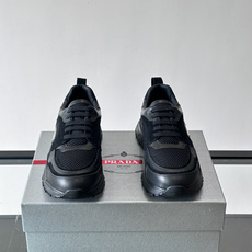 👟Prada网布运动鞋,采用透气网布+皮革拼接,简约又有辨识度✨。侧面三角标超有品牌感,白色橡胶鞋底舒适耐磨,日常穿搭或 👟Prada网布运动鞋,采用透气网布+皮革拼接,简约又有辨识度✨。侧面三角标超有品牌感,白色橡胶鞋底舒适耐磨,日常穿搭或