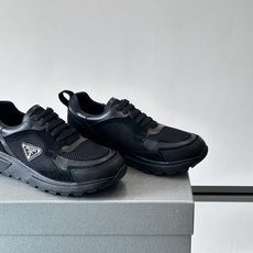 👟Prada网布运动鞋,采用透气网布+皮革拼接,简约又有辨识度✨。侧面三角标超有品牌感,白色橡胶鞋底舒适耐磨,日常穿搭或 👟Prada网布运动鞋,采用透气网布+皮革拼接,简约又有辨识度✨。侧面三角标超有品牌感,白色橡胶鞋底舒适耐磨,日常穿搭或