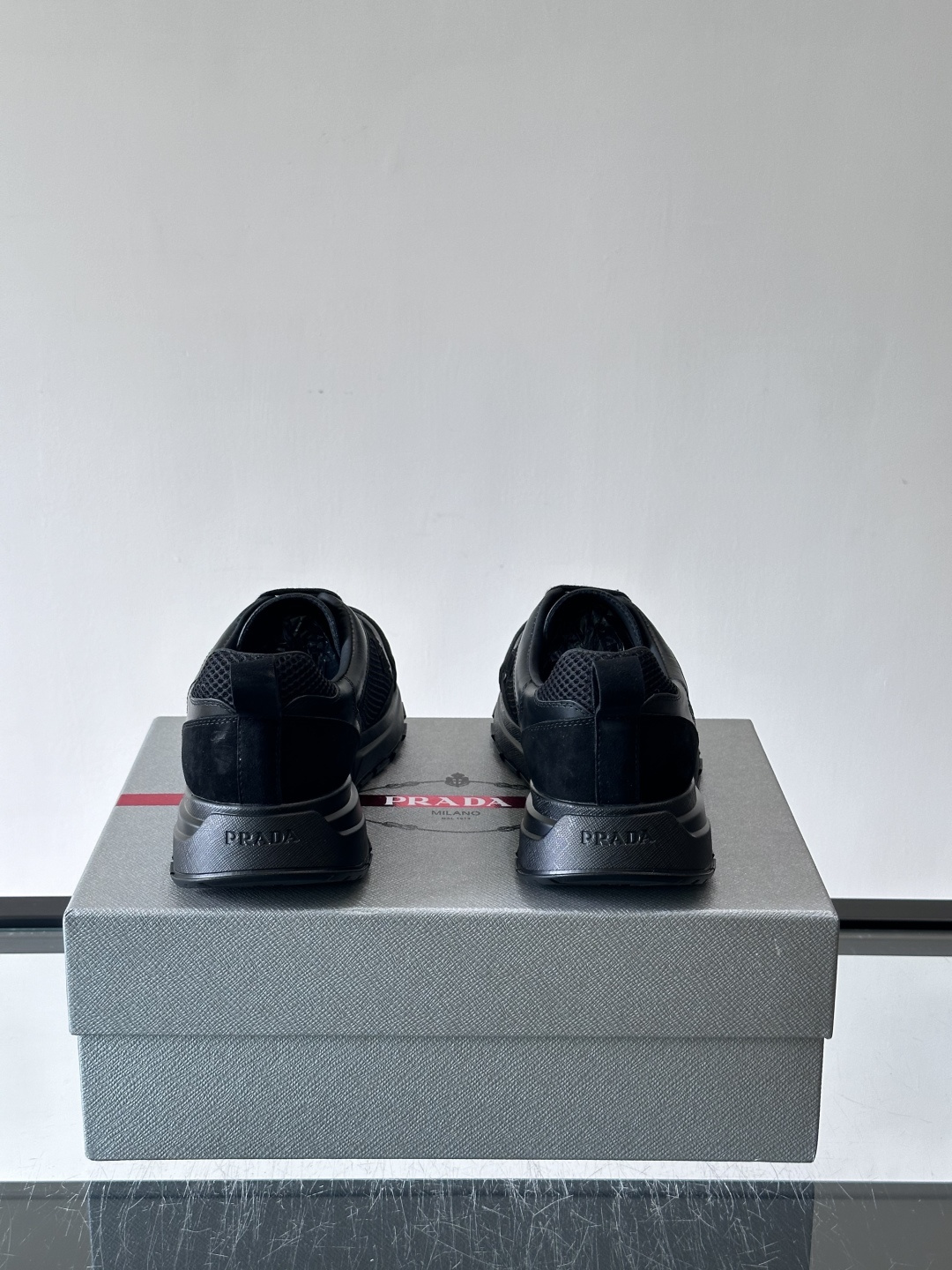👟Prada网布运动鞋,采用透气网布+皮革拼接,简约又有辨识度✨。侧面三角标超有品牌感,白色橡胶鞋底舒适耐磨,日常穿搭或 👟Prada网布运动鞋,采用透气网布+皮革拼接,简约又有辨识度✨。侧面三角标超有品牌感,白色橡胶鞋底舒适耐磨,日常穿搭或