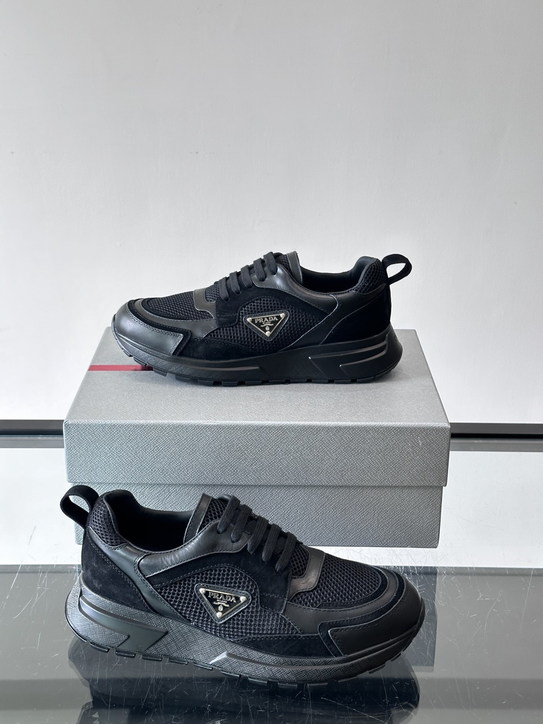 👟Prada网布运动鞋,采用透气网布+皮革拼接,简约又有辨识度✨。侧面三角标超有品牌感,白色橡胶鞋底舒适耐磨,日常穿搭或 👟Prada网布运动鞋,采用透气网布+皮革拼接,简约又有辨识度✨。侧面三角标超有品牌感,白色橡胶鞋底舒适耐磨,日常穿搭或