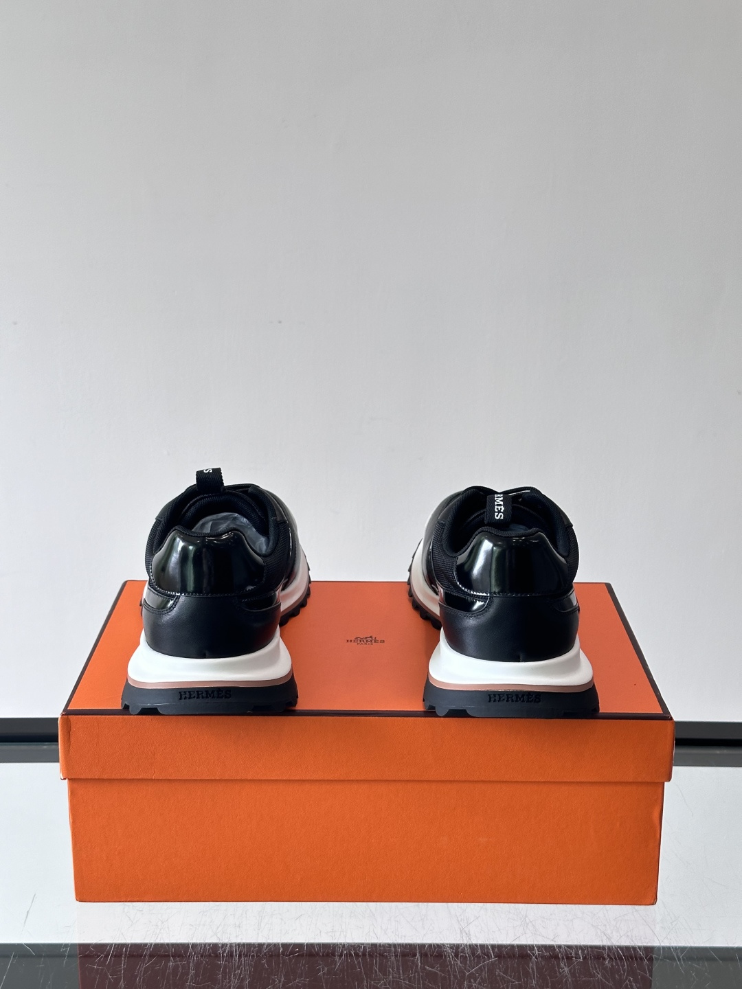 爱马仕厚底运动鞋 👟这款爱马仕厚底运动鞋采用进口头层牛皮+透气网面,质感高级又舒适。鞋头自然色橡胶嵌饰,橡胶鞋底有几 爱马仕厚底运动鞋 👟这款爱马仕厚底运动鞋采用进口头层牛皮+透气网面,质感高级又舒适。鞋头自然色橡胶嵌饰,橡胶鞋底有几