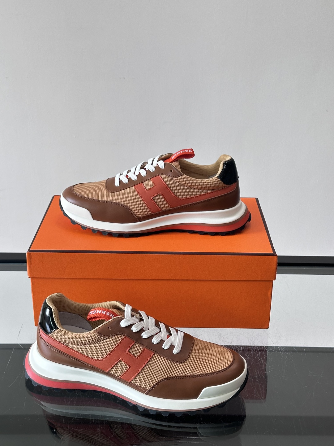 爱马仕厚底运动鞋 👟这款爱马仕厚底运动鞋采用进口头层牛皮+透气网面,质感高级又舒适。鞋头自然色橡胶嵌饰,橡胶鞋底有几 爱马仕厚底运动鞋 👟这款爱马仕厚底运动鞋采用进口头层牛皮+透气网面,质感高级又舒适。鞋头自然色橡胶嵌饰,橡胶鞋底有几