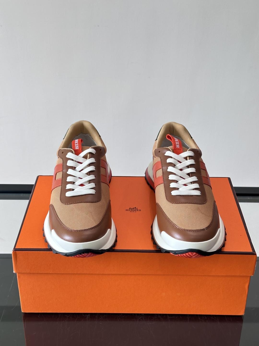 爱马仕厚底运动鞋 👟这款爱马仕厚底运动鞋采用进口头层牛皮+透气网面,质感高级又舒适。鞋头自然色橡胶嵌饰,橡胶鞋底有几 爱马仕厚底运动鞋 👟这款爱马仕厚底运动鞋采用进口头层牛皮+透气网面,质感高级又舒适。鞋头自然色橡胶嵌饰,橡胶鞋底有几