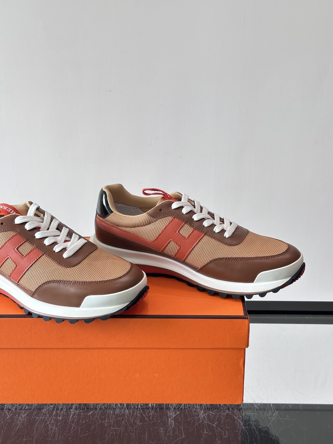 爱马仕厚底运动鞋 👟这款爱马仕厚底运动鞋采用进口头层牛皮+透气网面,质感高级又舒适。鞋头自然色橡胶嵌饰,橡胶鞋底有几 爱马仕厚底运动鞋 👟这款爱马仕厚底运动鞋采用进口头层牛皮+透气网面,质感高级又舒适。鞋头自然色橡胶嵌饰,橡胶鞋底有几