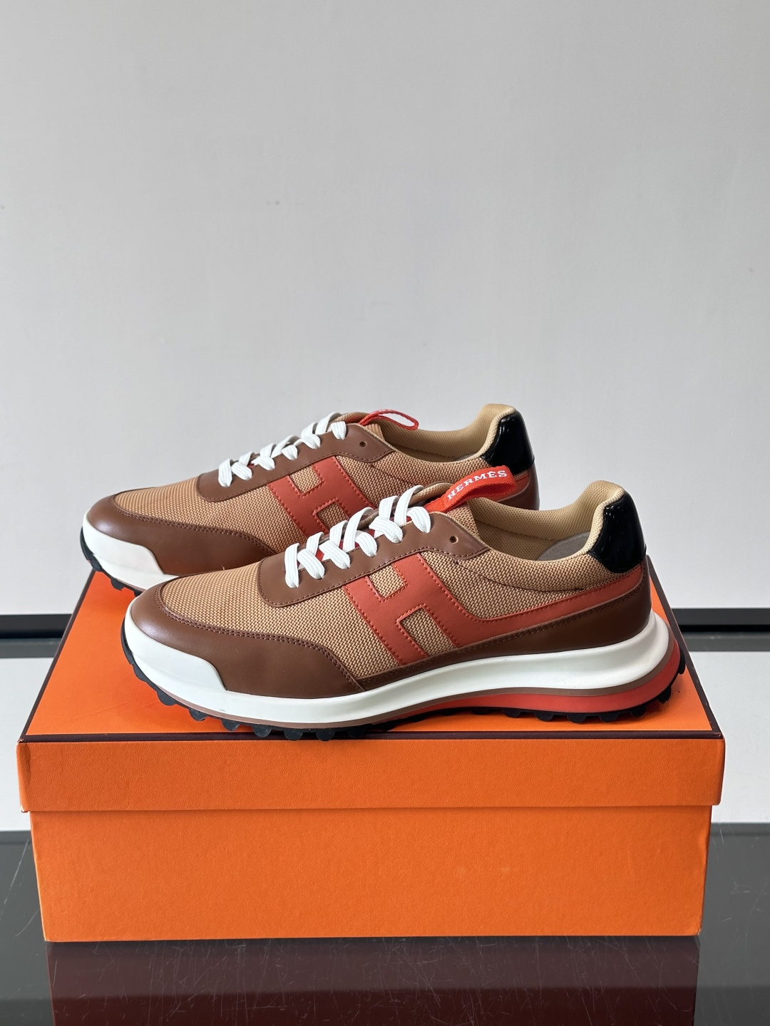 爱马仕厚底运动鞋 👟这款爱马仕厚底运动鞋采用进口头层牛皮+透气网面,质感高级又舒适。鞋头自然色橡胶嵌饰,橡胶鞋底有几 爱马仕厚底运动鞋 👟这款爱马仕厚底运动鞋采用进口头层牛皮+透气网面,质感高级又舒适。鞋头自然色橡胶嵌饰,橡胶鞋底有几
