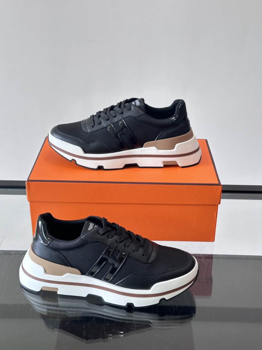 爱马仕厚底运动鞋 👟这款爱马仕厚底运动鞋采用进口头层牛皮+透气网面,质感高级又舒适。鞋头自然色橡胶嵌饰,橡胶鞋底有几 爱马仕厚底运动鞋 👟这款爱马仕厚底运动鞋采用进口头层牛皮+透气网面,质感高级又舒适。鞋头自然色橡胶嵌饰,橡胶鞋底有几