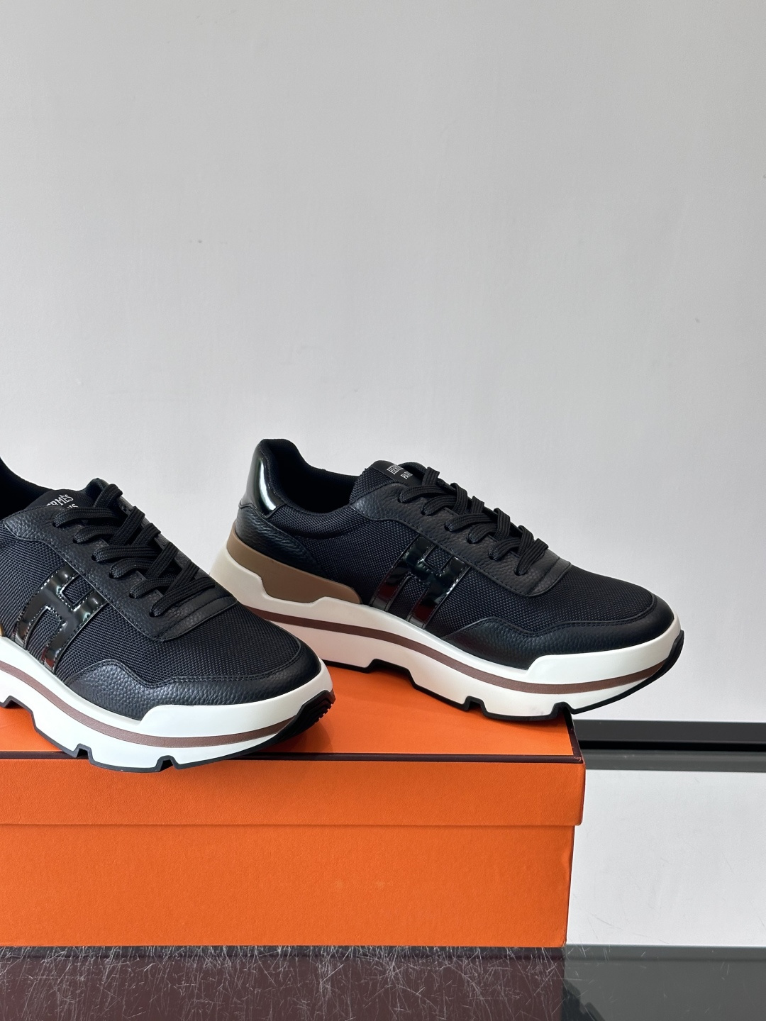 爱马仕厚底运动鞋 👟这款爱马仕厚底运动鞋采用进口头层牛皮+透气网面,质感高级又舒适。鞋头自然色橡胶嵌饰,橡胶鞋底有几 爱马仕厚底运动鞋 👟这款爱马仕厚底运动鞋采用进口头层牛皮+透气网面,质感高级又舒适。鞋头自然色橡胶嵌饰,橡胶鞋底有几