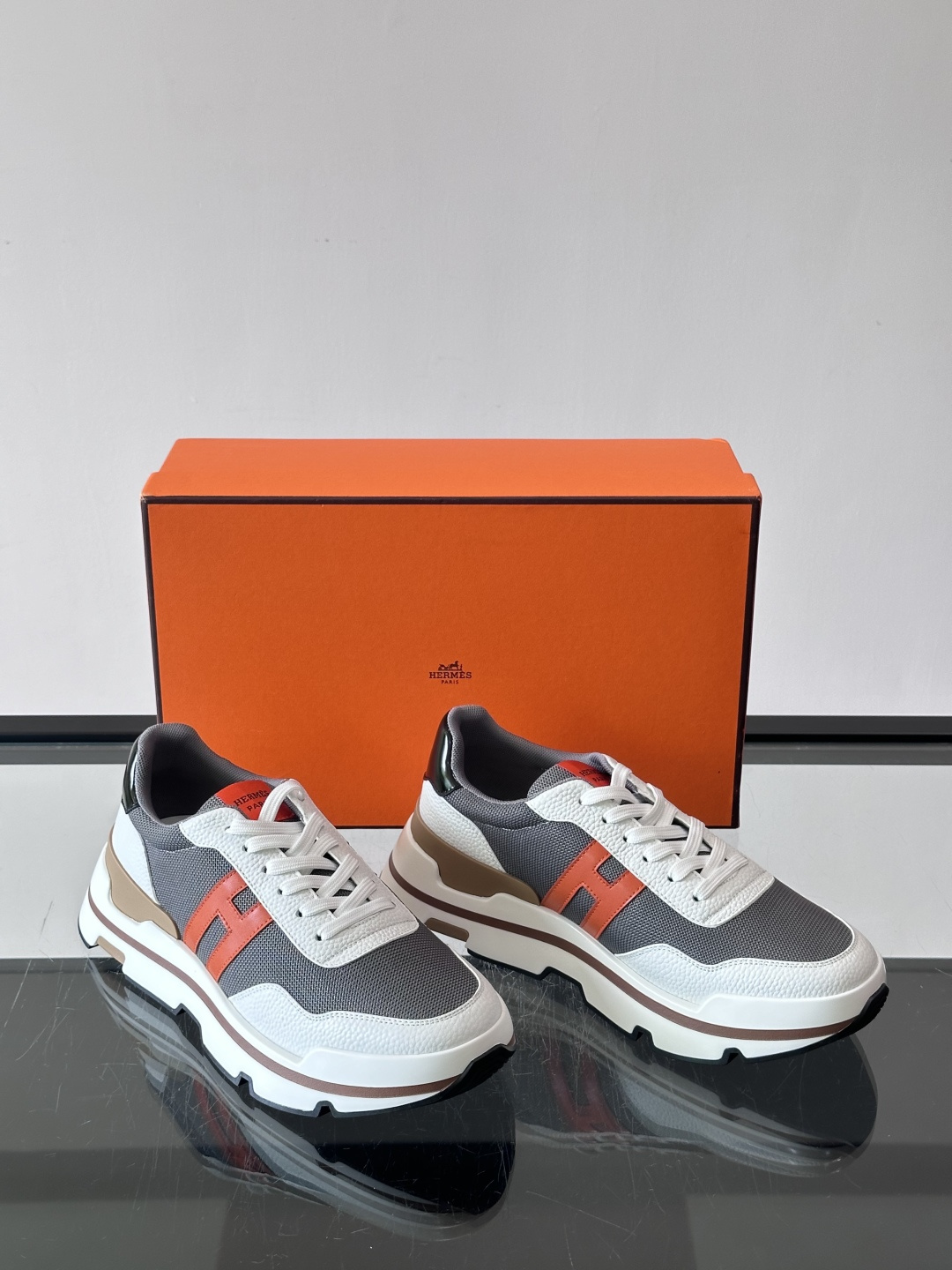 爱马仕厚底运动鞋 👟这款爱马仕厚底运动鞋采用进口头层牛皮+透气网面,质感高级又舒适。鞋头自然色橡胶嵌饰,橡胶鞋底有几 爱马仕厚底运动鞋 👟这款爱马仕厚底运动鞋采用进口头层牛皮+透气网面,质感高级又舒适。鞋头自然色橡胶嵌饰,橡胶鞋底有几