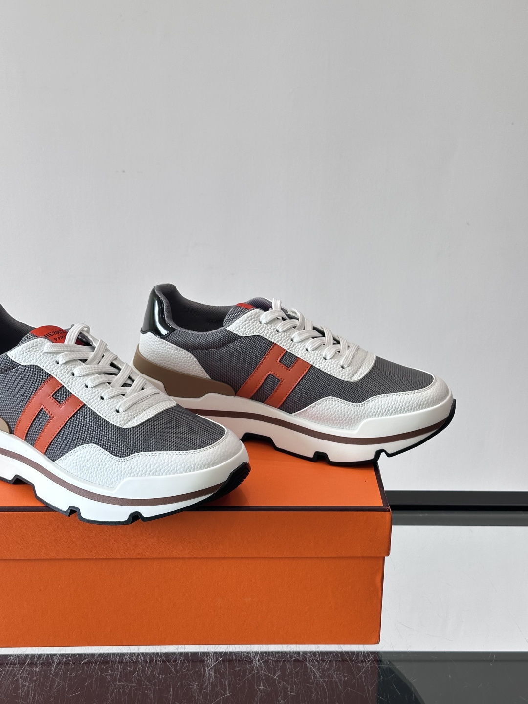 爱马仕厚底运动鞋 👟这款爱马仕厚底运动鞋采用进口头层牛皮+透气网面,质感高级又舒适。鞋头自然色橡胶嵌饰,橡胶鞋底有几 爱马仕厚底运动鞋 👟这款爱马仕厚底运动鞋采用进口头层牛皮+透气网面,质感高级又舒适。鞋头自然色橡胶嵌饰,橡胶鞋底有几