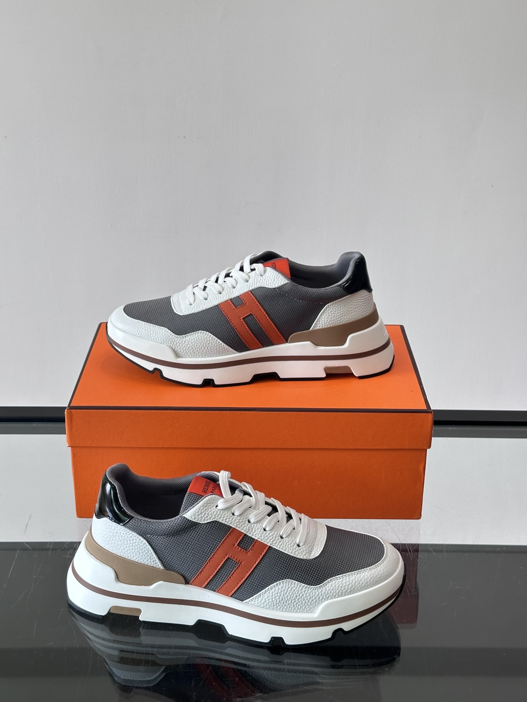 爱马仕厚底运动鞋 👟这款爱马仕厚底运动鞋采用进口头层牛皮+透气网面,质感高级又舒适。鞋头自然色橡胶嵌饰,橡胶鞋底有几 爱马仕厚底运动鞋 👟这款爱马仕厚底运动鞋采用进口头层牛皮+透气网面,质感高级又舒适。鞋头自然色橡胶嵌饰,橡胶鞋底有几
