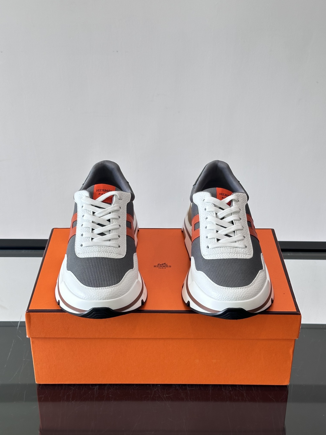 爱马仕厚底运动鞋 👟这款爱马仕厚底运动鞋采用进口头层牛皮+透气网面,质感高级又舒适。鞋头自然色橡胶嵌饰,橡胶鞋底有几 爱马仕厚底运动鞋 👟这款爱马仕厚底运动鞋采用进口头层牛皮+透气网面,质感高级又舒适。鞋头自然色橡胶嵌饰,橡胶鞋底有几