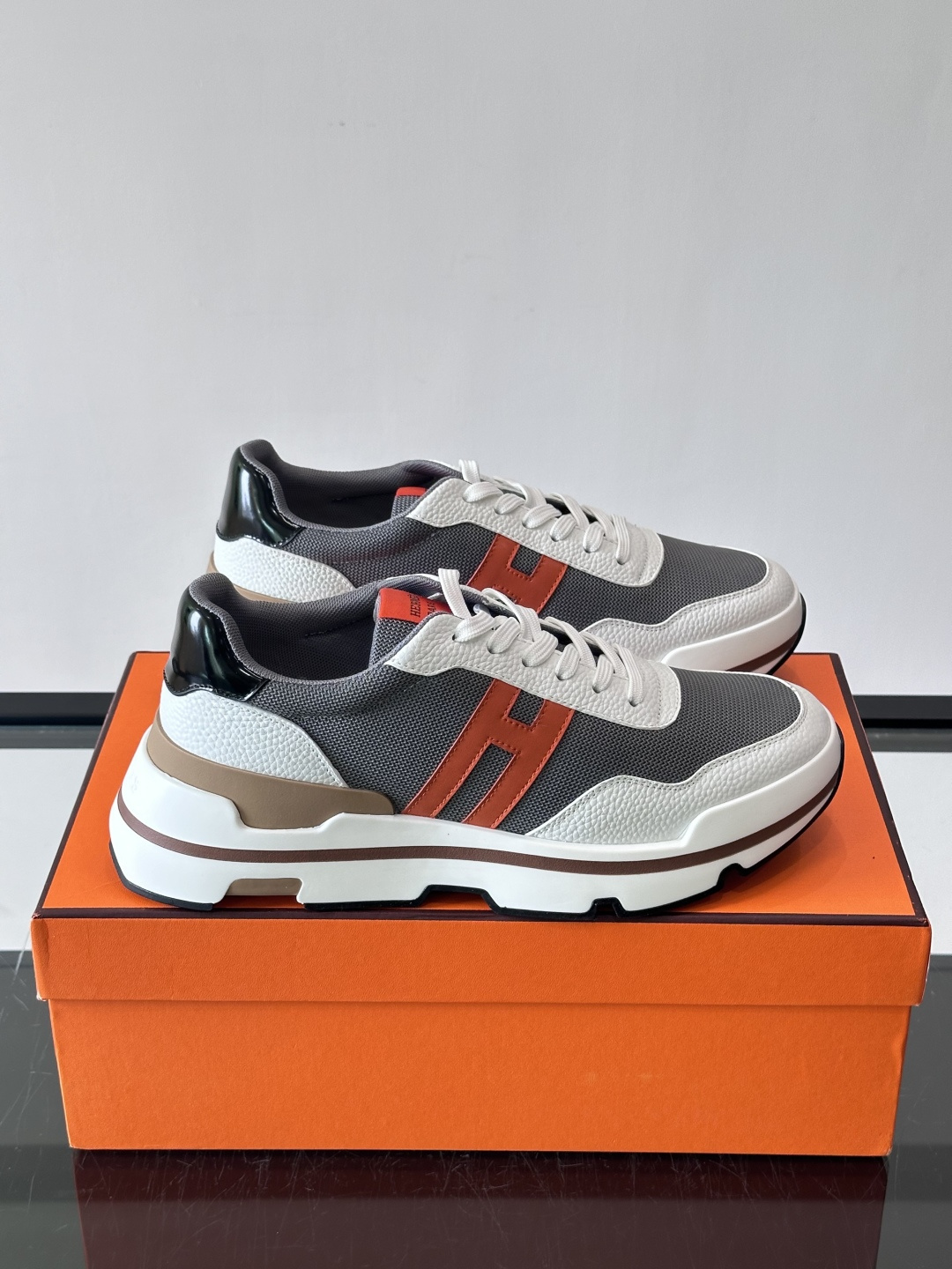 爱马仕厚底运动鞋 👟这款爱马仕厚底运动鞋采用进口头层牛皮+透气网面,质感高级又舒适。鞋头自然色橡胶嵌饰,橡胶鞋底有几 爱马仕厚底运动鞋 👟这款爱马仕厚底运动鞋采用进口头层牛皮+透气网面,质感高级又舒适。鞋头自然色橡胶嵌饰,橡胶鞋底有几