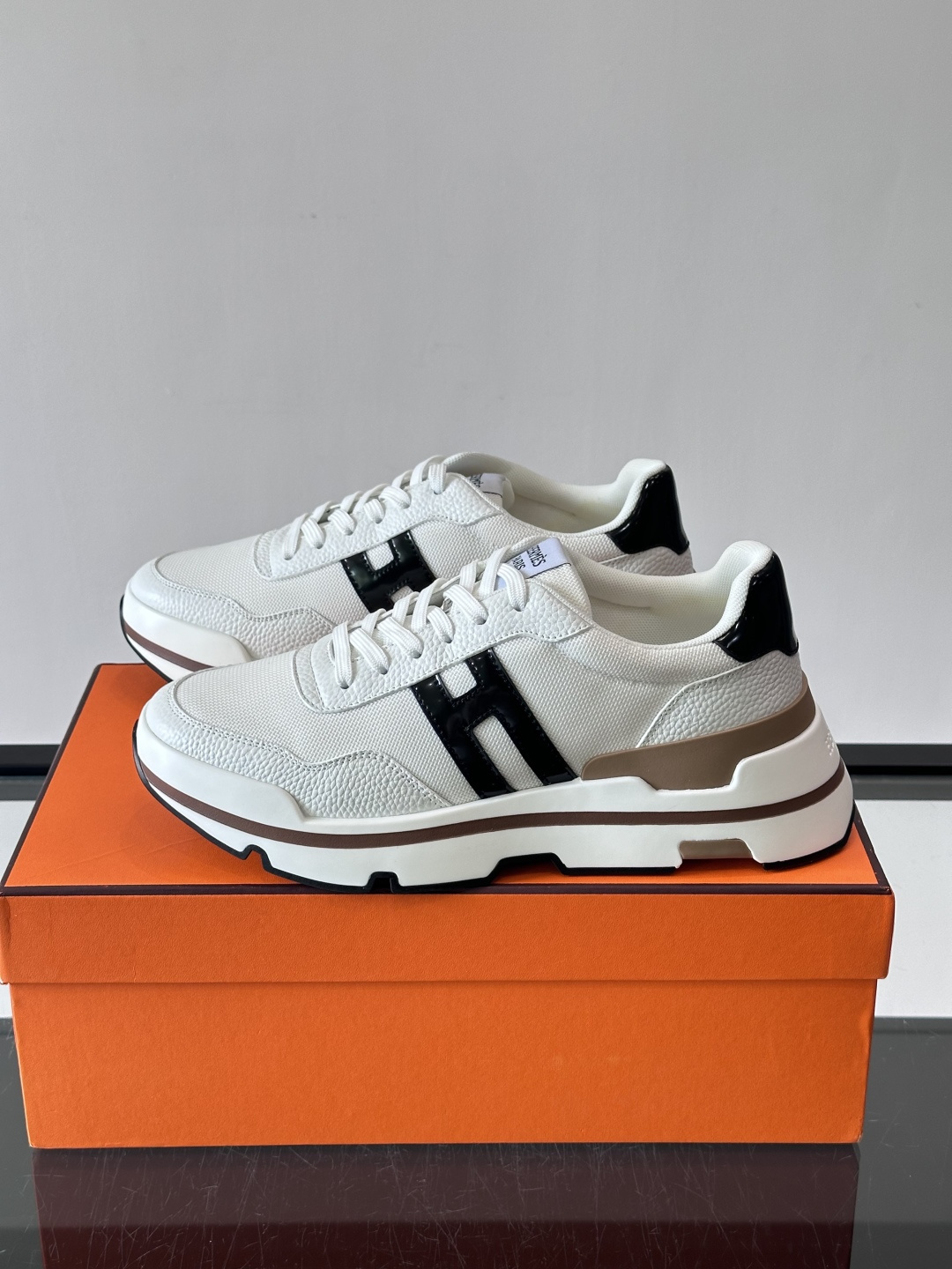 爱马仕厚底运动鞋​​ 👟这款爱马仕厚底运动鞋采用进口头层牛皮+透气网面，质感高级又舒适。鞋头自然色橡胶嵌饰，橡胶鞋底有几