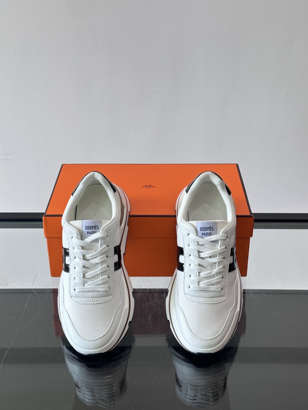 爱马仕厚底运动鞋​​ 👟这款爱马仕厚底运动鞋采用进口头层牛皮+透气网面，质感高级又舒适。鞋头自然色橡胶嵌饰，橡胶鞋底有几
