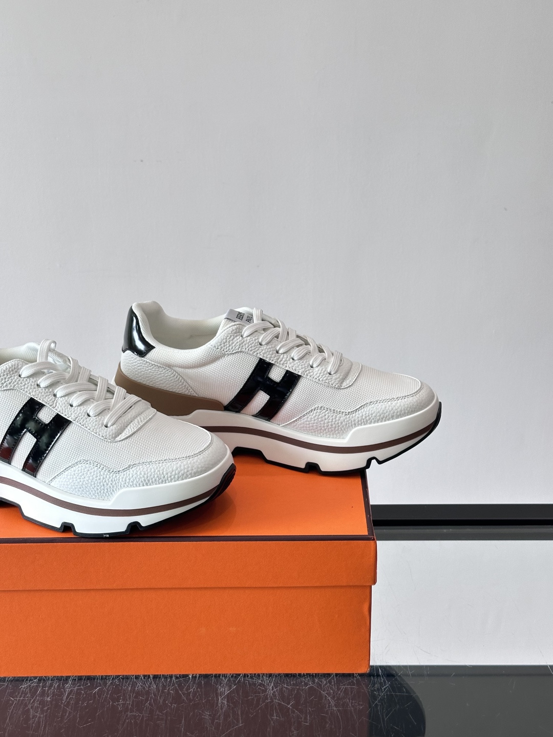 爱马仕厚底运动鞋​​ 👟这款爱马仕厚底运动鞋采用进口头层牛皮+透气网面，质感高级又舒适。鞋头自然色橡胶嵌饰，橡胶鞋底有几