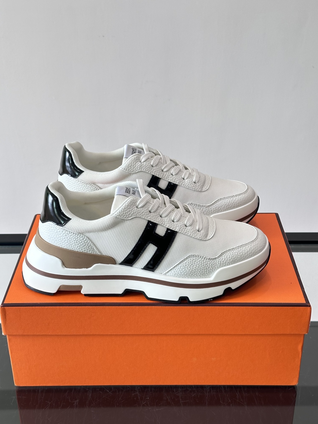 爱马仕厚底运动鞋 👟这款爱马仕厚底运动鞋采用进口头层牛皮+透气网面,质感高级又舒适。鞋头自然色橡胶嵌饰,橡胶鞋底有几 爱马仕厚底运动鞋 👟这款爱马仕厚底运动鞋采用进口头层牛皮+透气网面,质感高级又舒适。鞋头自然色橡胶嵌饰,橡胶鞋底有几