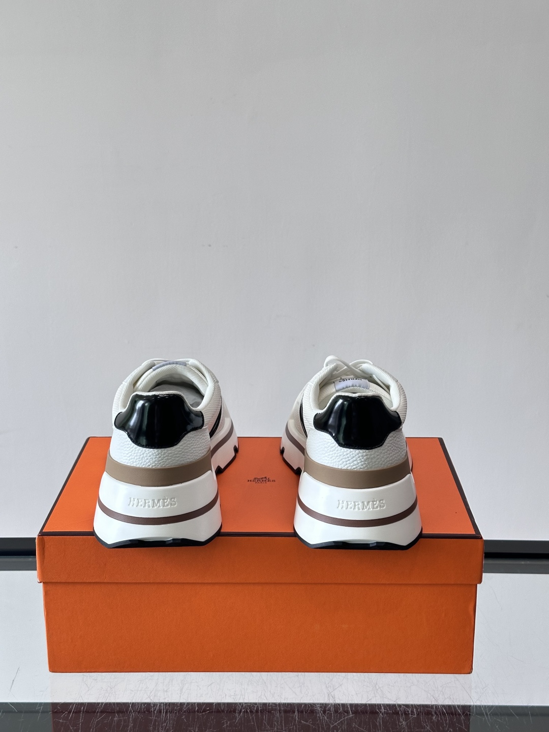 爱马仕厚底运动鞋​​ 👟这款爱马仕厚底运动鞋采用进口头层牛皮+透气网面，质感高级又舒适。鞋头自然色橡胶嵌饰，橡胶鞋底有几