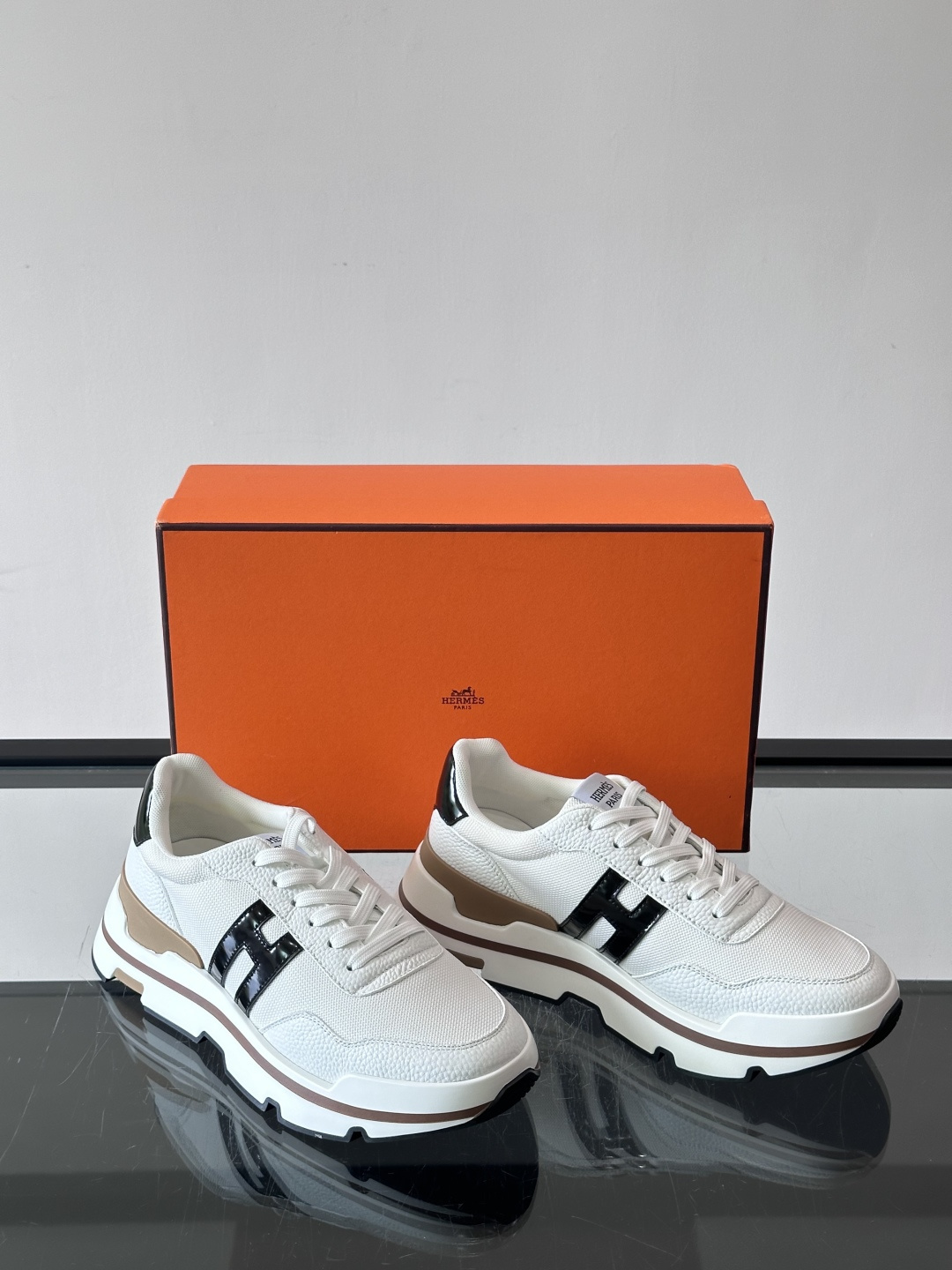 爱马仕厚底运动鞋​​ 👟这款爱马仕厚底运动鞋采用进口头层牛皮+透气网面，质感高级又舒适。鞋头自然色橡胶嵌饰，橡胶鞋底有几