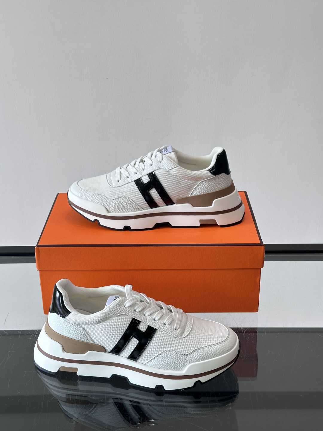 爱马仕厚底运动鞋​​ 👟这款爱马仕厚底运动鞋采用进口头层牛皮+透气网面，质感高级又舒适。鞋头自然色橡胶嵌饰，橡胶鞋底有几