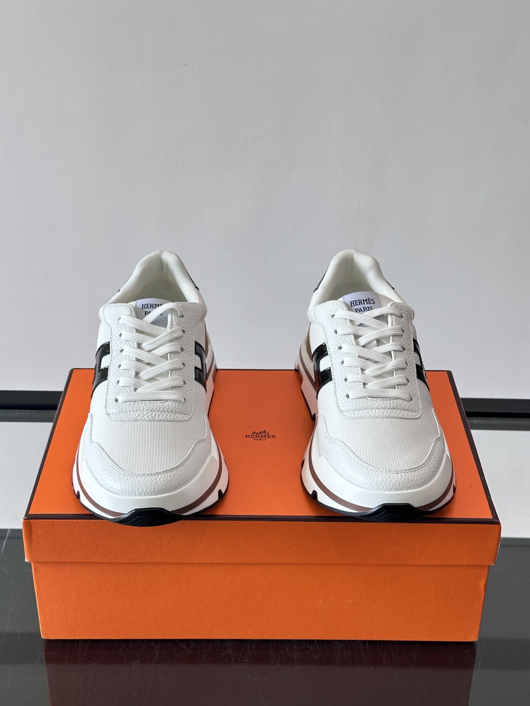 爱马仕厚底运动鞋​​ 👟这款爱马仕厚底运动鞋采用进口头层牛皮+透气网面，质感高级又舒适。鞋头自然色橡胶嵌饰，橡胶鞋底有几