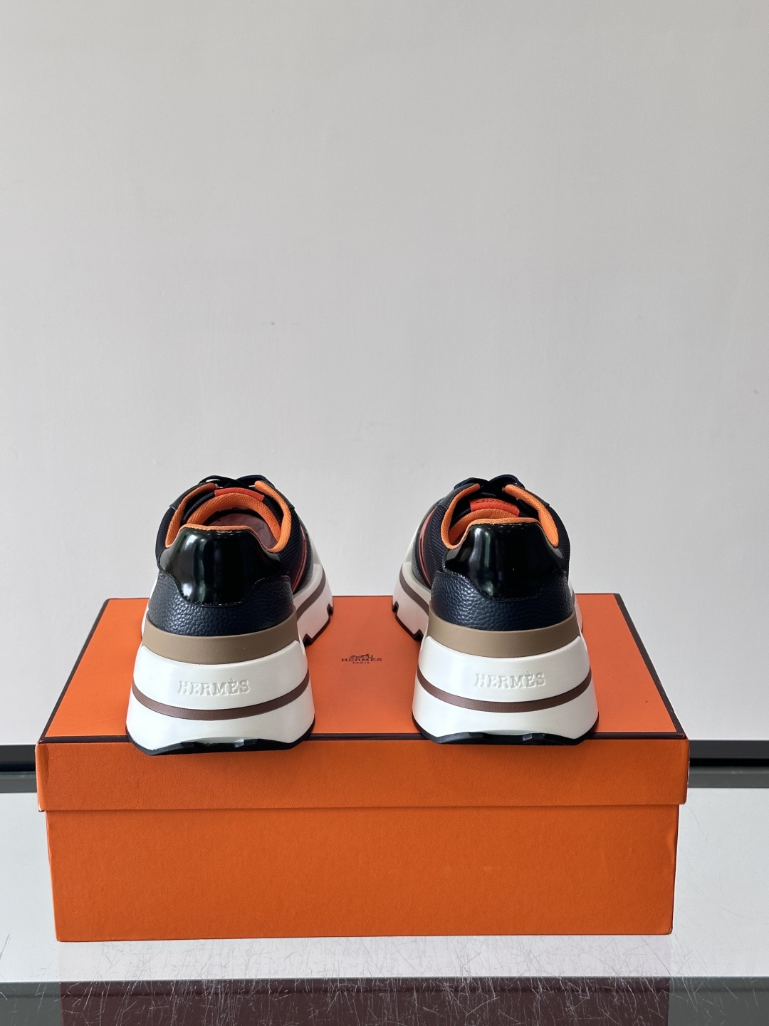 爱马仕厚底运动鞋 👟这款爱马仕厚底运动鞋采用进口头层牛皮+透气网面,质感高级又舒适。鞋头自然色橡胶嵌饰,橡胶鞋底有几 爱马仕厚底运动鞋 👟这款爱马仕厚底运动鞋采用进口头层牛皮+透气网面,质感高级又舒适。鞋头自然色橡胶嵌饰,橡胶鞋底有几