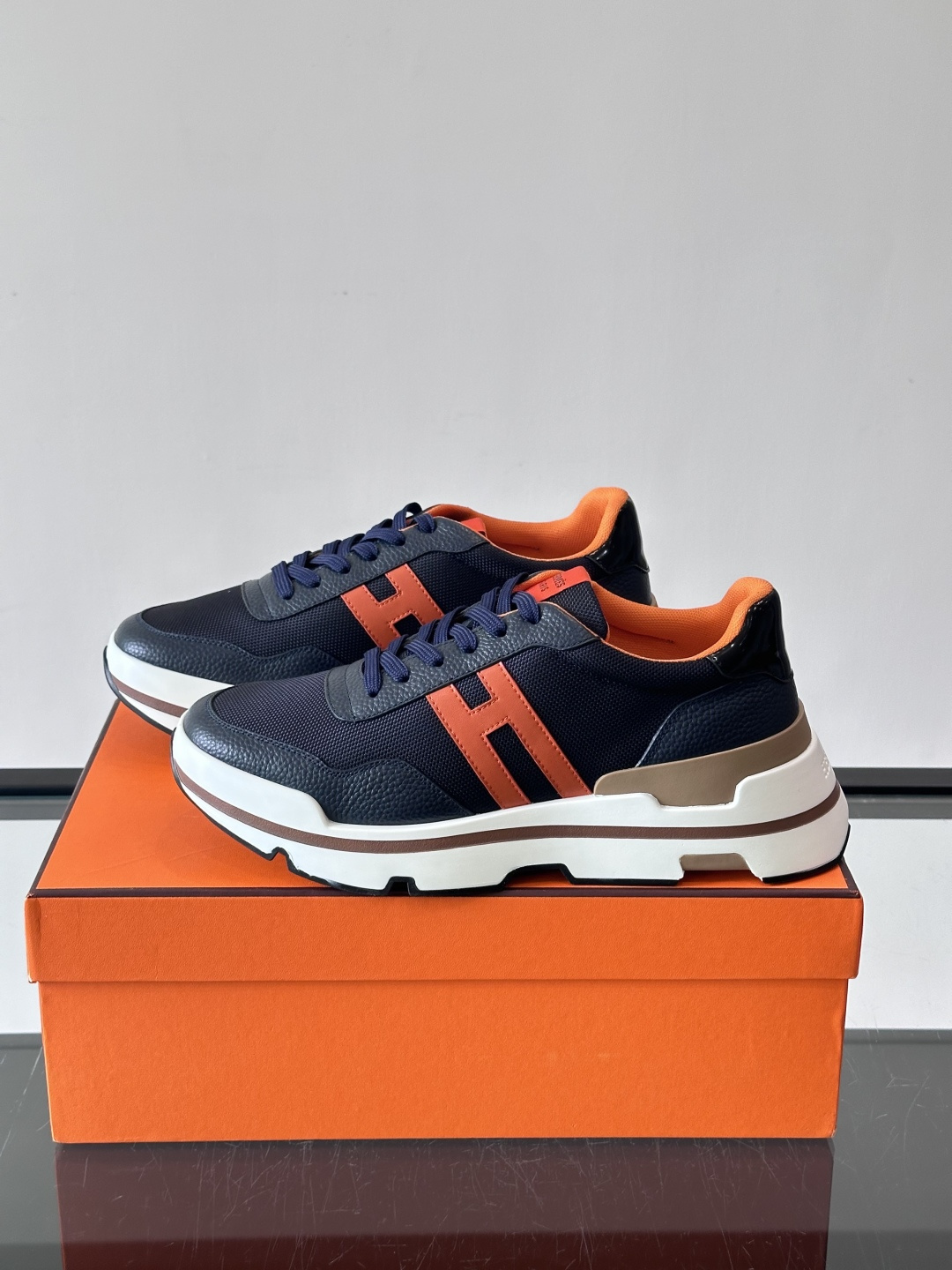 爱马仕厚底运动鞋 👟这款爱马仕厚底运动鞋采用进口头层牛皮+透气网面,质感高级又舒适。鞋头自然色橡胶嵌饰,橡胶鞋底有几 爱马仕厚底运动鞋 👟这款爱马仕厚底运动鞋采用进口头层牛皮+透气网面,质感高级又舒适。鞋头自然色橡胶嵌饰,橡胶鞋底有几