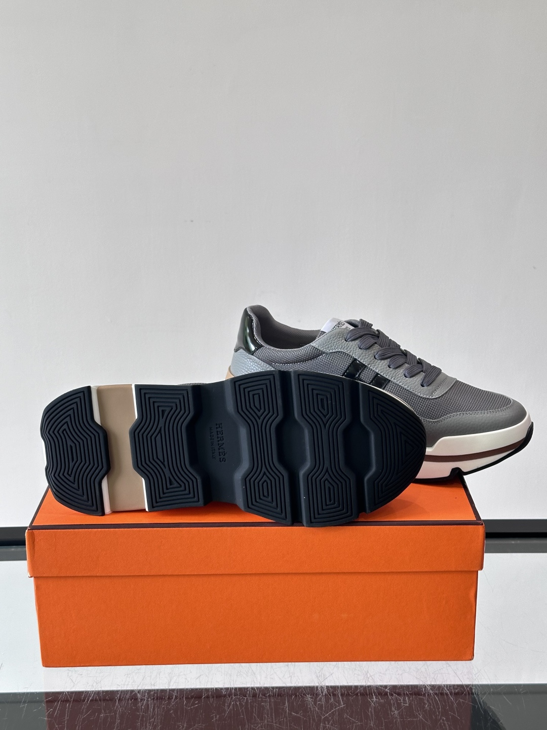 爱马仕厚底运动鞋 👟这款爱马仕厚底运动鞋采用进口头层牛皮+透气网面,质感高级又舒适。鞋头自然色橡胶嵌饰,橡胶鞋底有几 爱马仕厚底运动鞋 👟这款爱马仕厚底运动鞋采用进口头层牛皮+透气网面,质感高级又舒适。鞋头自然色橡胶嵌饰,橡胶鞋底有几
