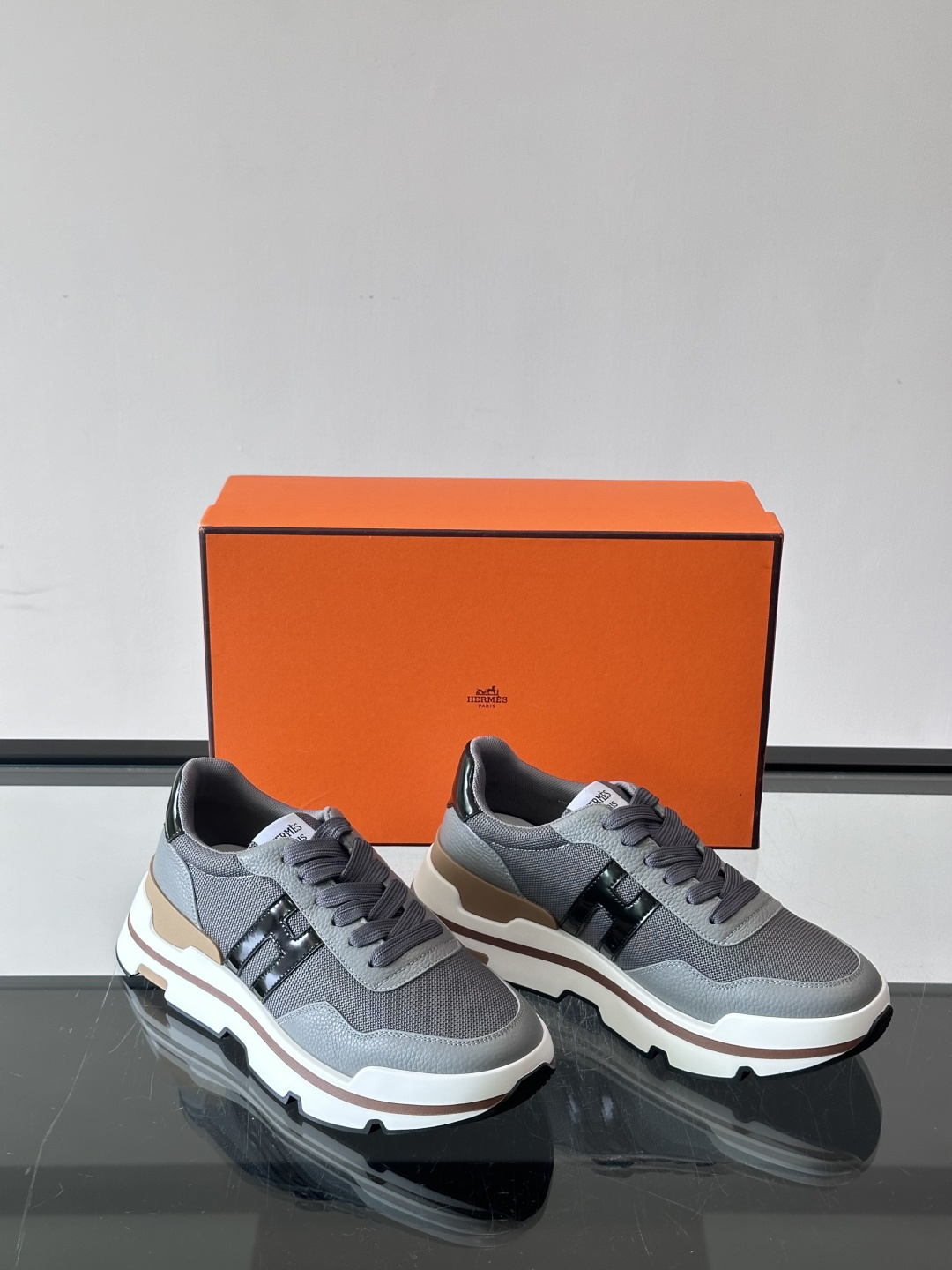 爱马仕厚底运动鞋 👟这款爱马仕厚底运动鞋采用进口头层牛皮+透气网面,质感高级又舒适。鞋头自然色橡胶嵌饰,橡胶鞋底有几 爱马仕厚底运动鞋 👟这款爱马仕厚底运动鞋采用进口头层牛皮+透气网面,质感高级又舒适。鞋头自然色橡胶嵌饰,橡胶鞋底有几