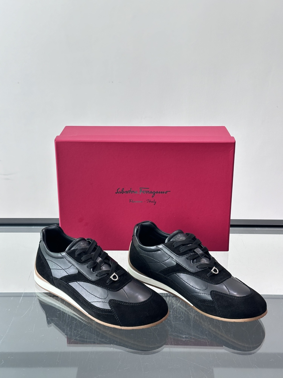 Ferragamo/菲拉格慕 新款男士拼接休闲运动鞋，这款低帮休闲鞋鞋面选用高科技印花麂皮及小牛皮革嵌饰。其灵感源自九十