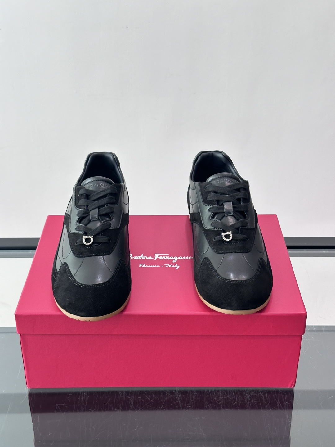 Ferragamo/菲拉格慕 新款男士拼接休闲运动鞋，这款低帮休闲鞋鞋面选用高科技印花麂皮及小牛皮革嵌饰。其灵感源自九十